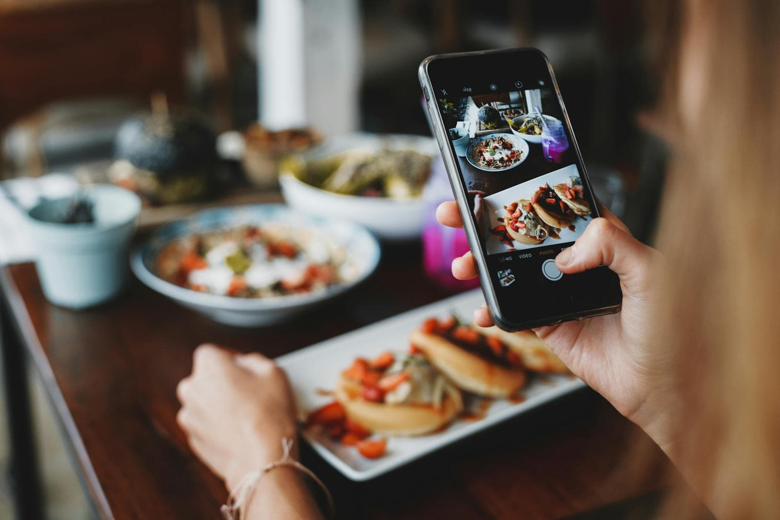 Photographing a meal with a smartphone — AI calorie tracking in practice
